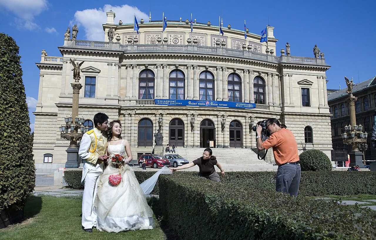 Escena de boda frente al Rudolfinum, Praga